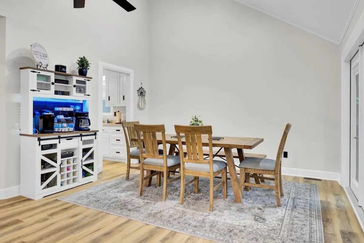 Your Storybook Hideaway - Game - 10 Minutes From Airport *