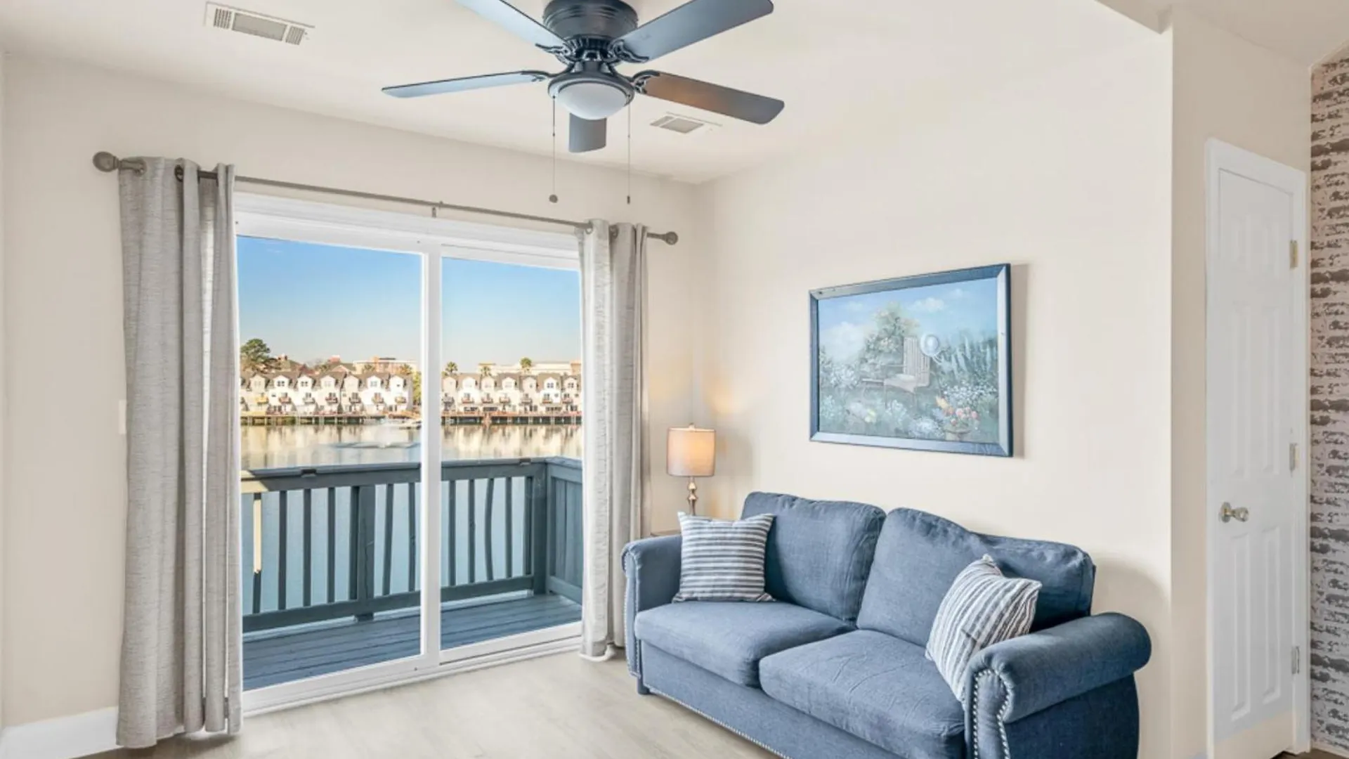 Holiday home Sunset Serenity!!-tropical Waterfront Oasis-huge Private Patio-10min To Kingst & Beaches *