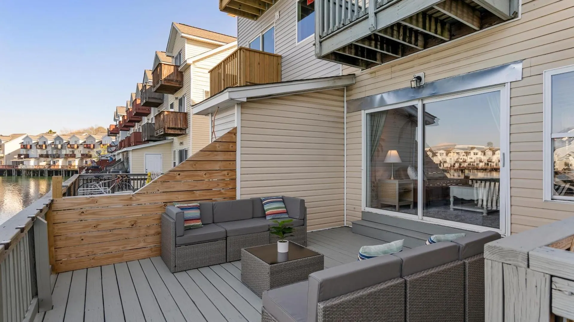Holiday home Sunset Serenity!!-tropical Waterfront Oasis-huge Private Patio-10min To Kingst & Beaches