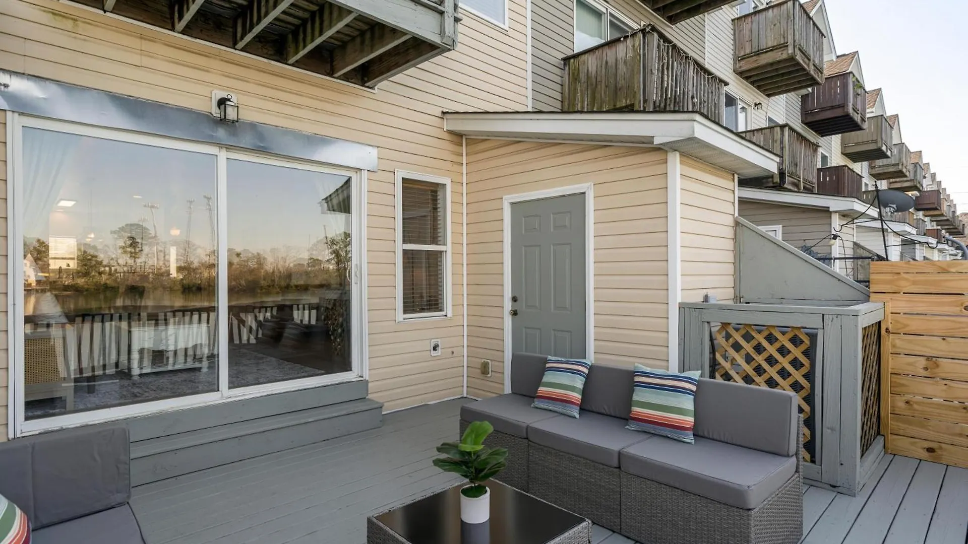 Holiday home Sunset Serenity!!-tropical Waterfront Oasis-huge Private Patio-10min To Kingst & Beaches