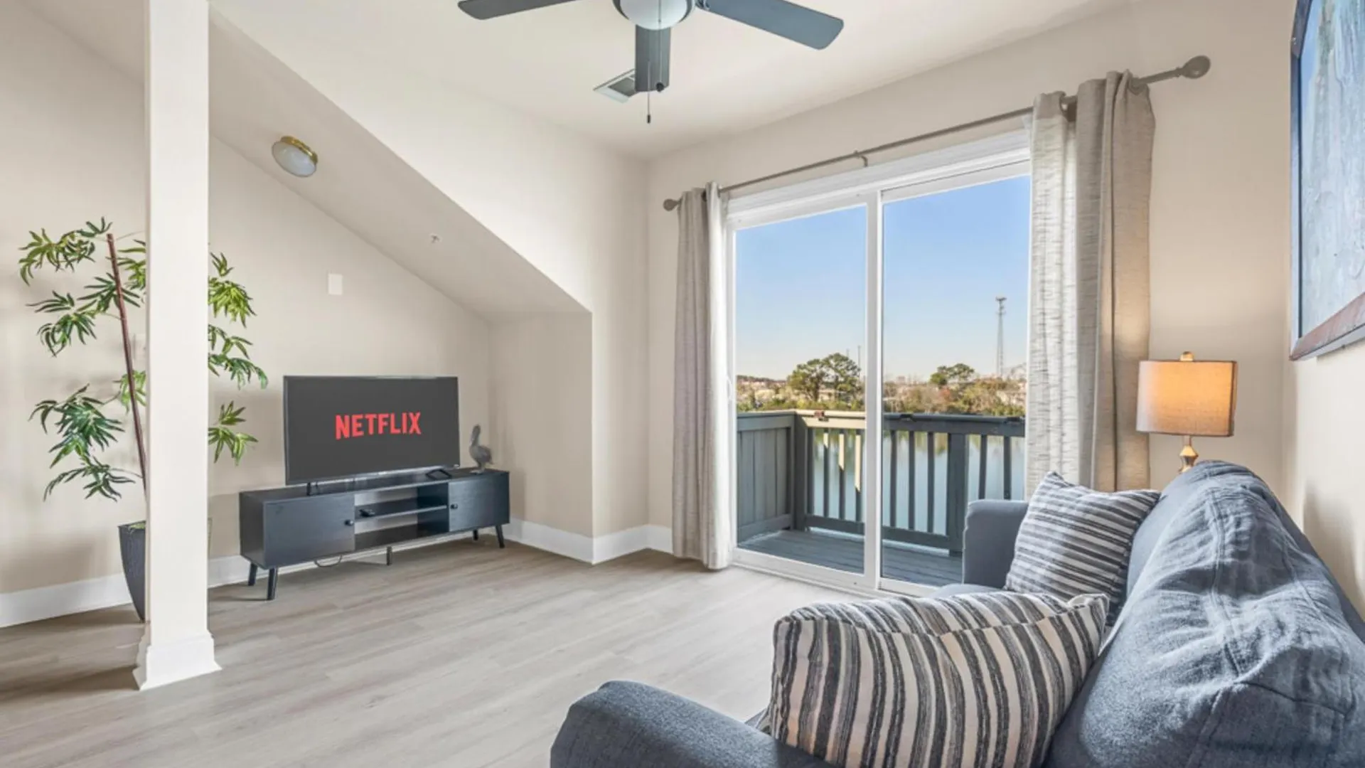 Holiday home Sunset Serenity!!-tropical Waterfront Oasis-huge Private Patio-10min To Kingst & Beaches