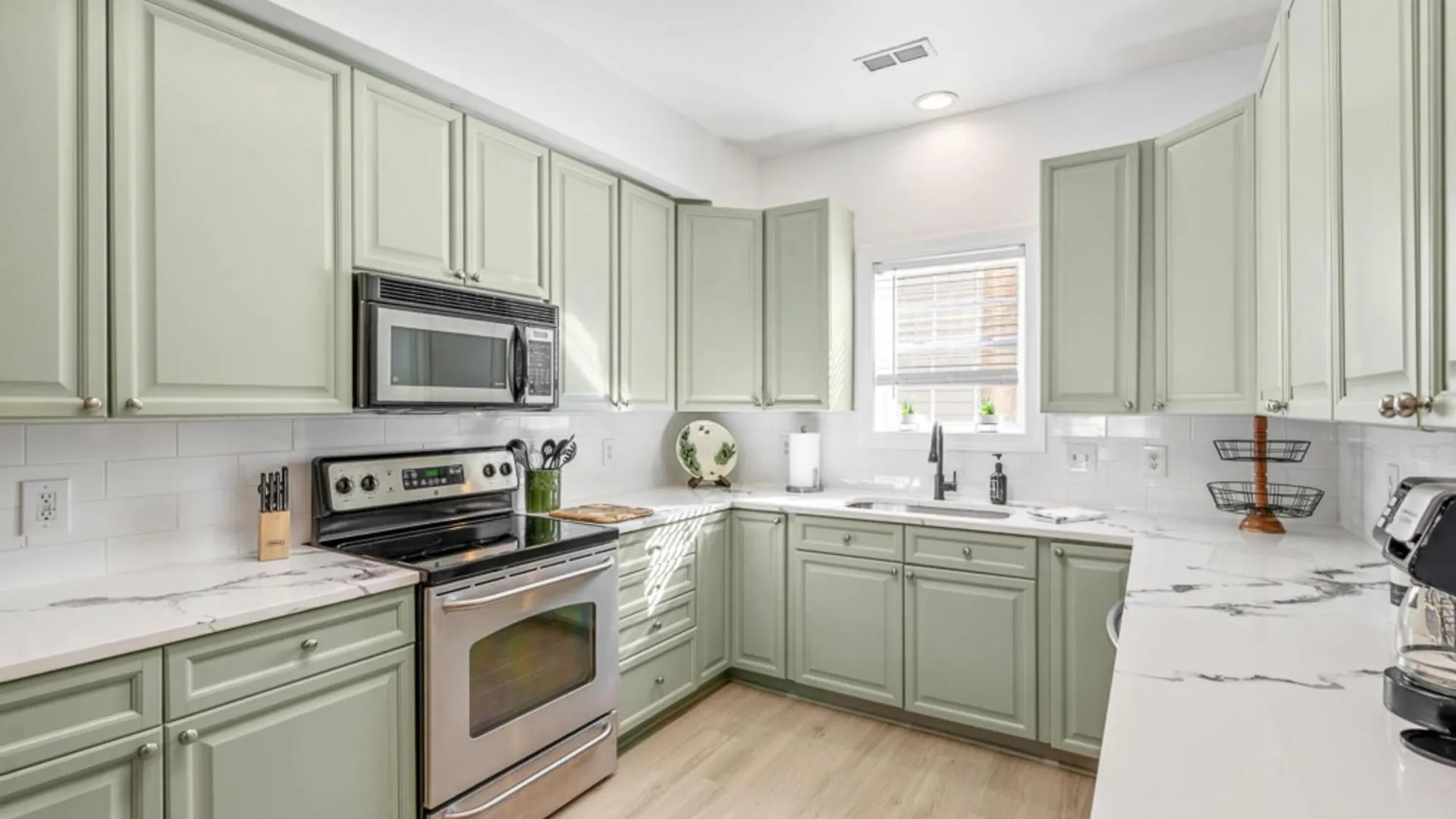 Holiday home Sunset Serenity!!-tropical Waterfront Oasis-huge Private Patio-10min To Kingst & Beaches *