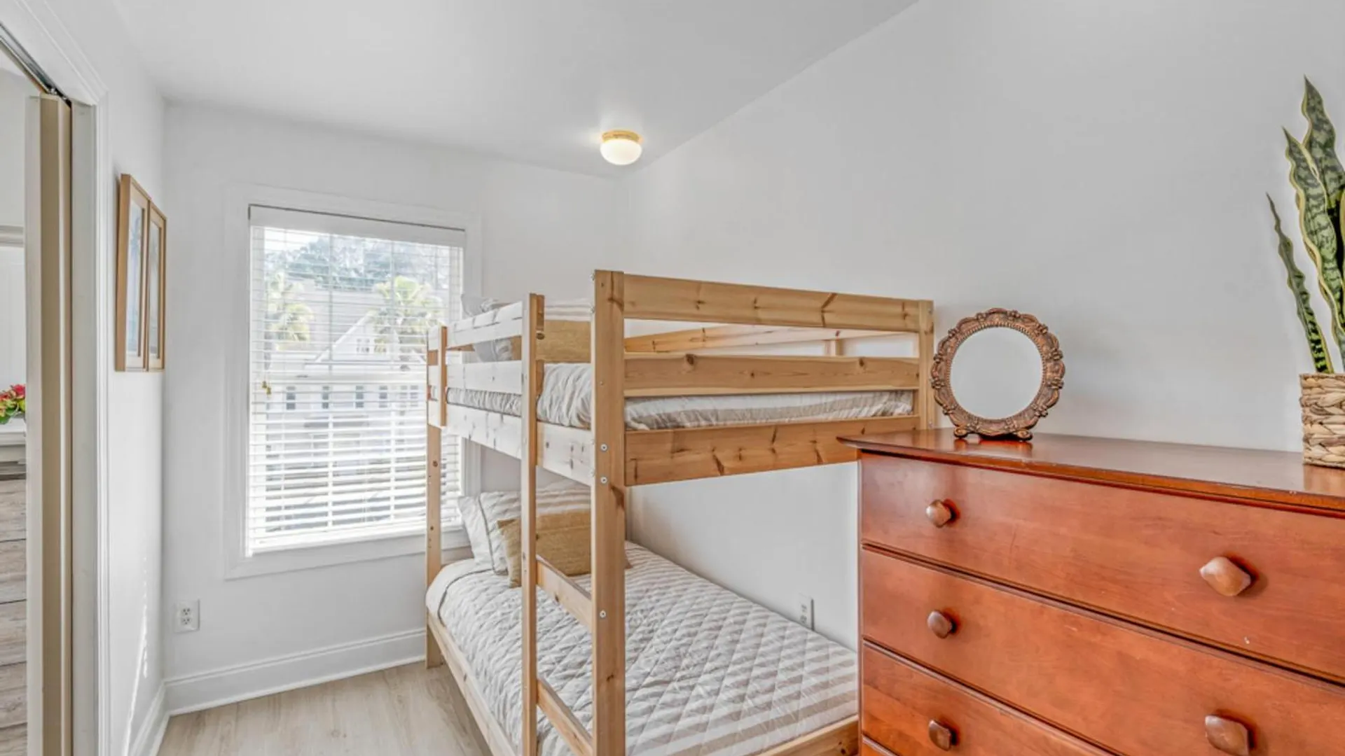 Holiday home Sunset Serenity!!-tropical Waterfront Oasis-huge Private Patio-10min To Kingst & Beaches