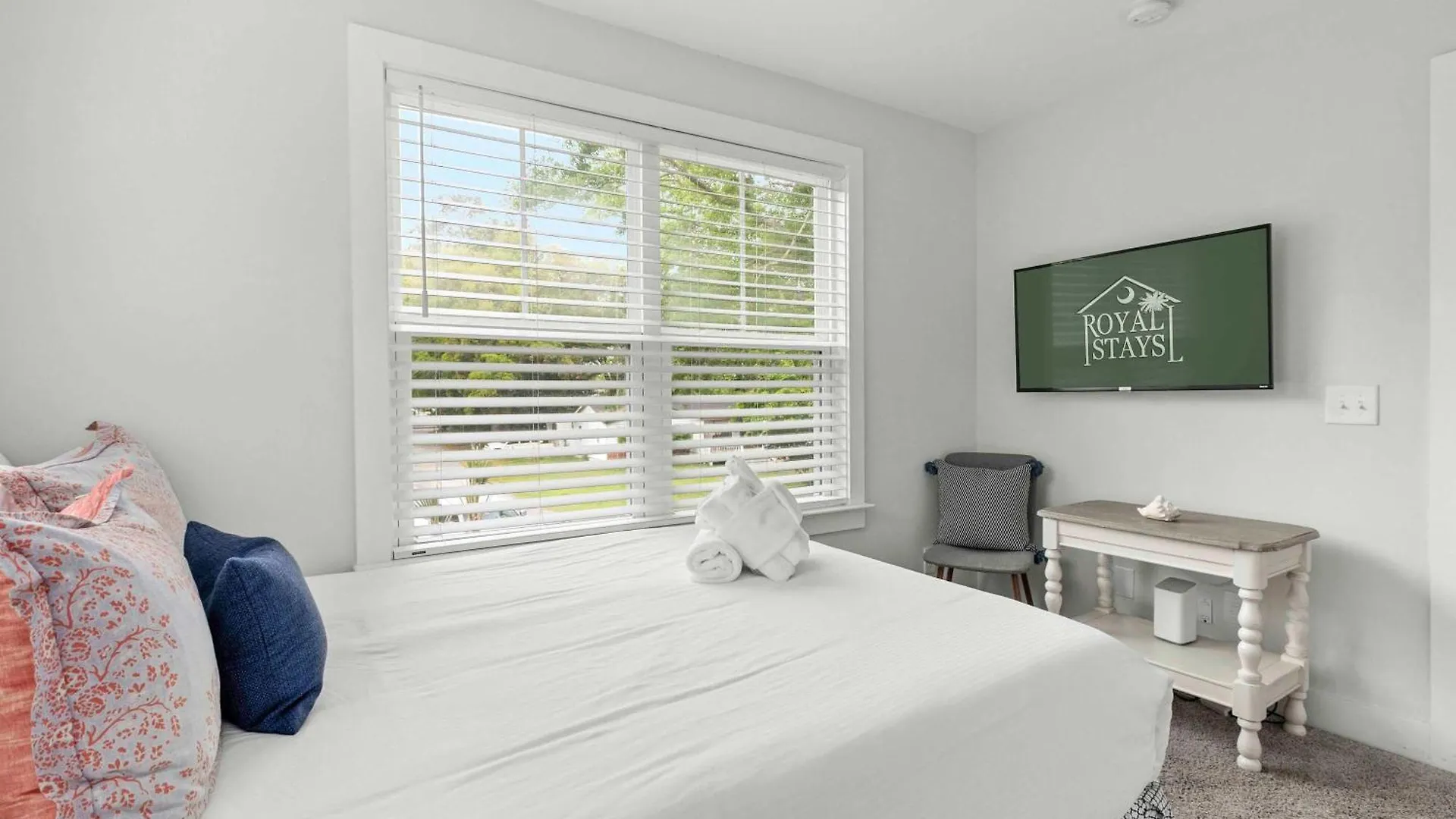 Spacious - 6 Mins To & Downtown Holiday home *