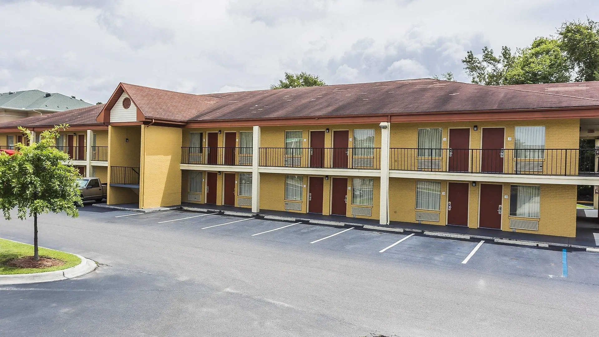 Econo Coliseum Lodge