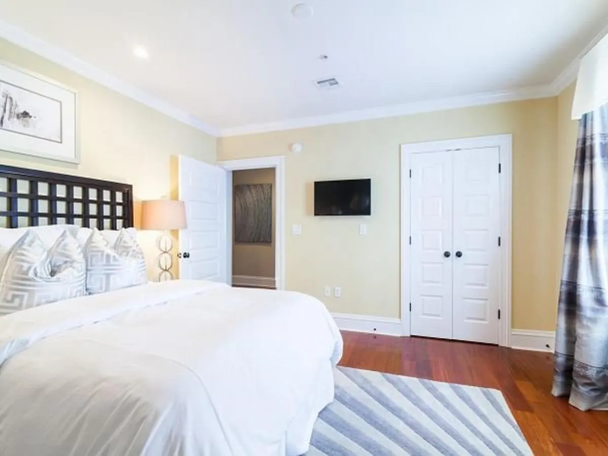 The Quarters On King Apartment *