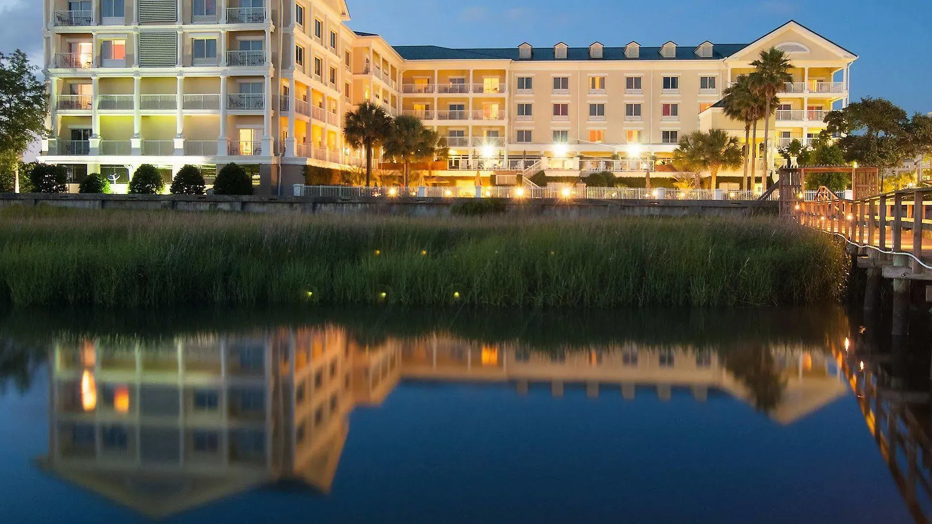 Courtyard Waterfront Hotel 3*