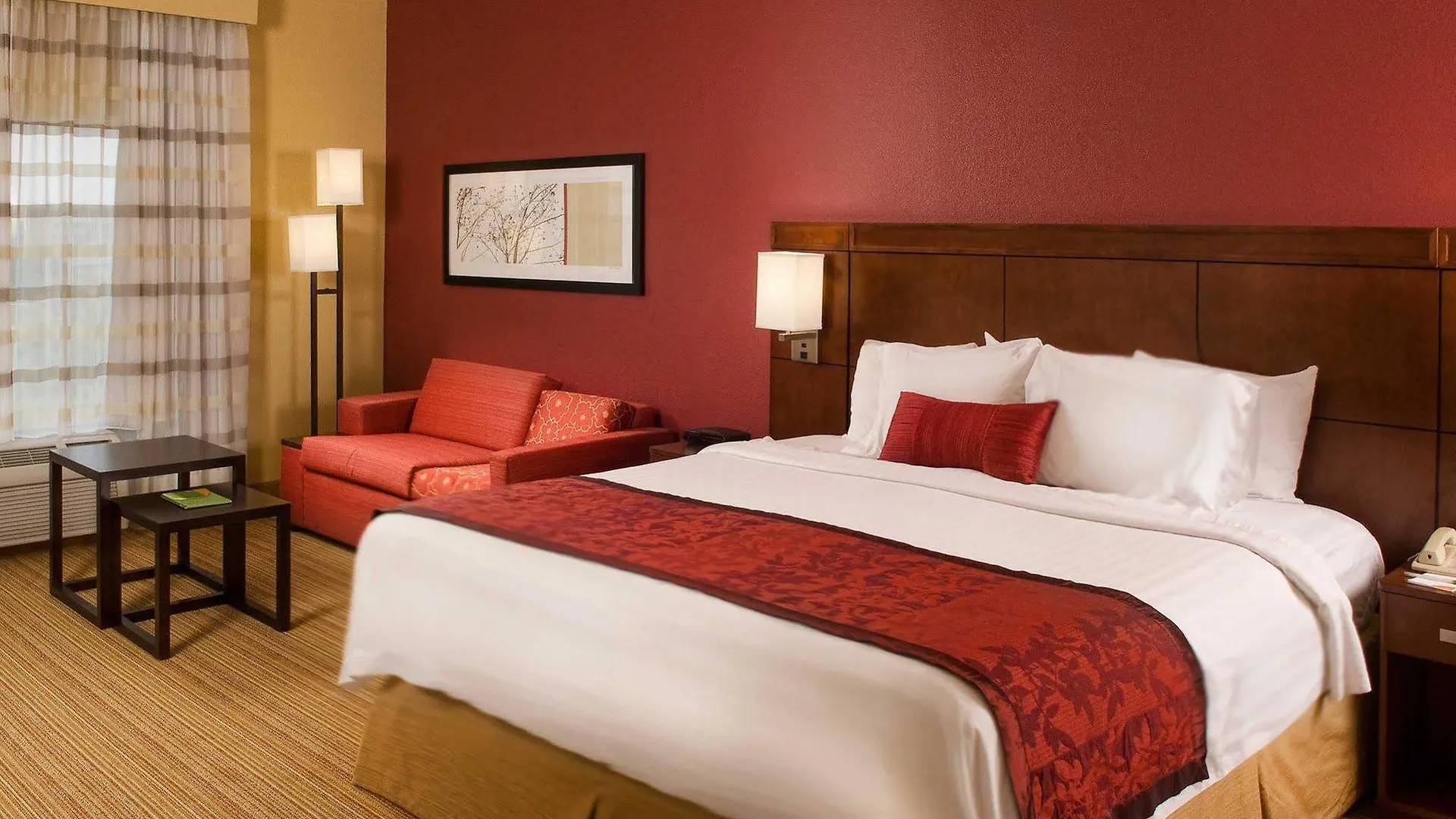 Courtyard Waterfront Hotel 3*
