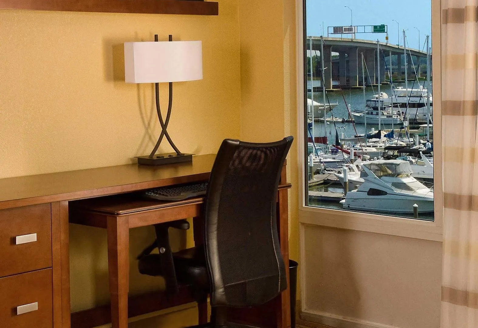 Courtyard Waterfront Hotel 3*