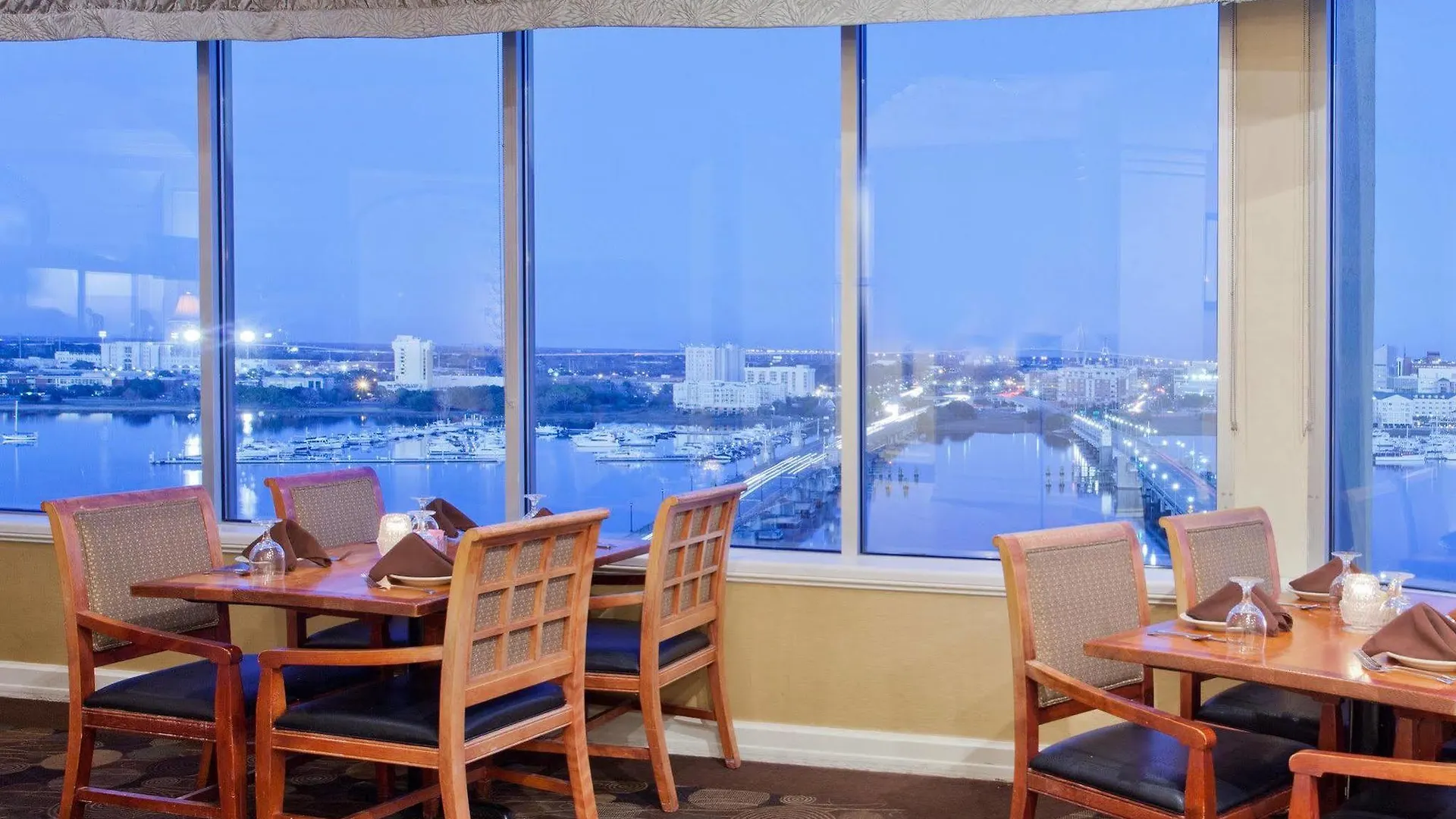 Charleston-riverview By Ihg Hotel