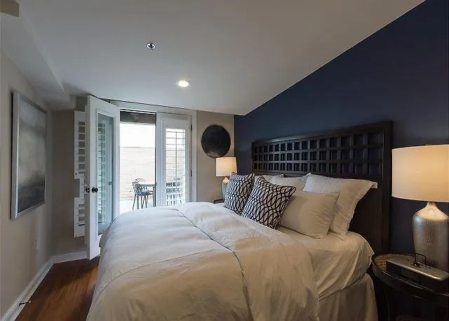 The Quarters On King Apartment *
