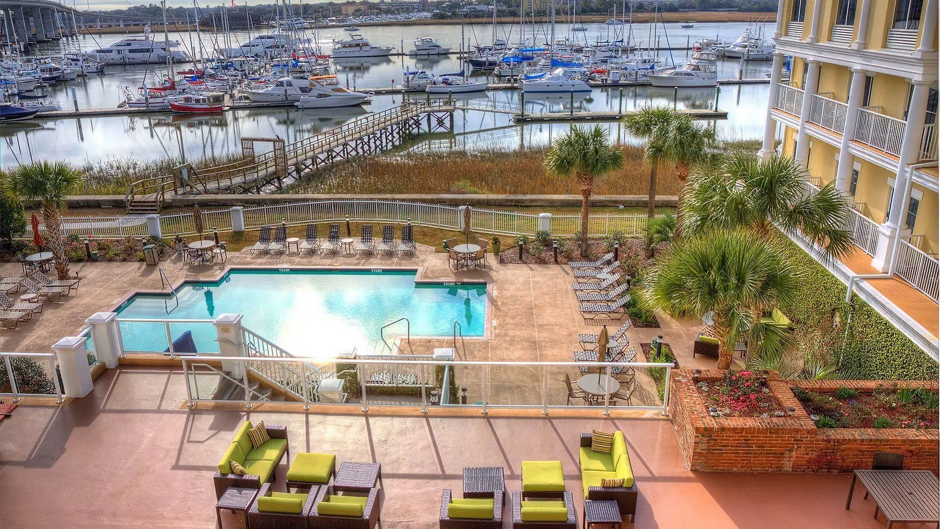 Courtyard Waterfront Charleston