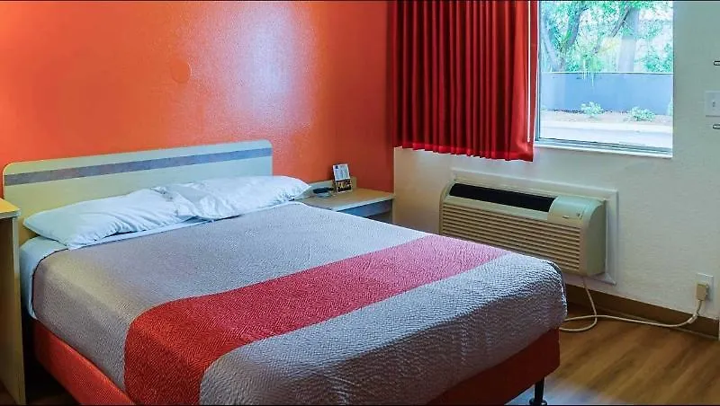 Hotel West Ashley 2*