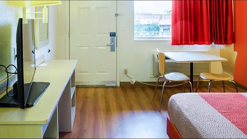 West Ashley Hotel 2*
