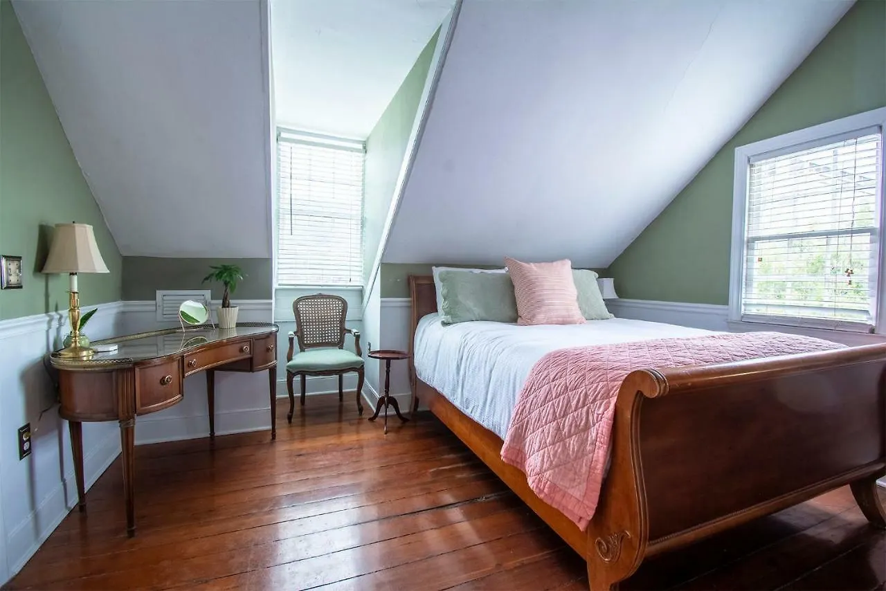Kro Daybed With Trundle In The Beautiful Ashley Inn 4 Blocks From King St 3*