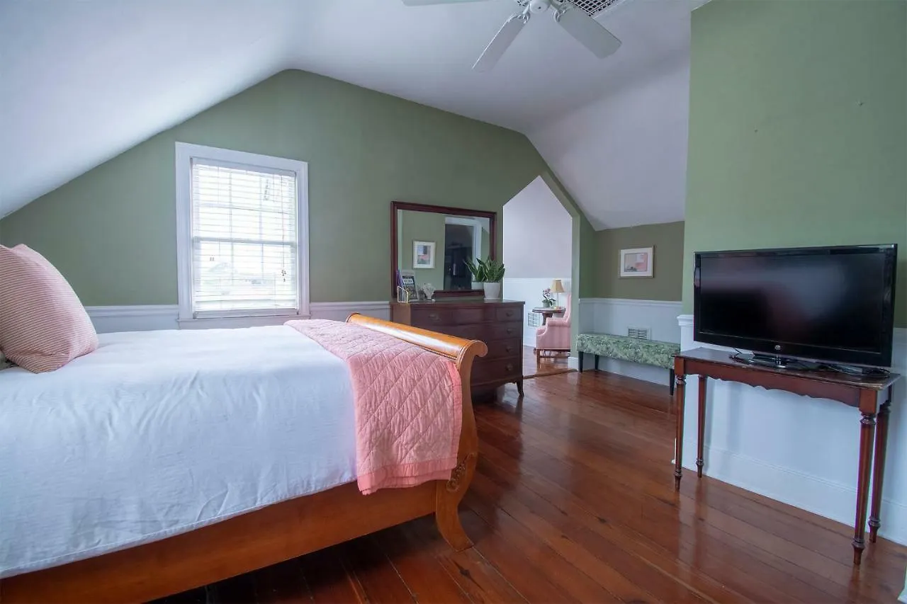 Daybed With Trundle In The Beautiful Ashley Inn 4 Blocks From King St