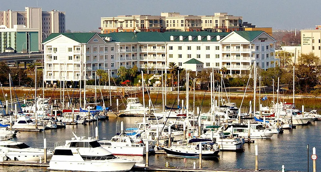 Courtyard Waterfront Hotel 3*