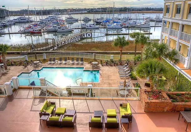 Courtyard Waterfront Charleston