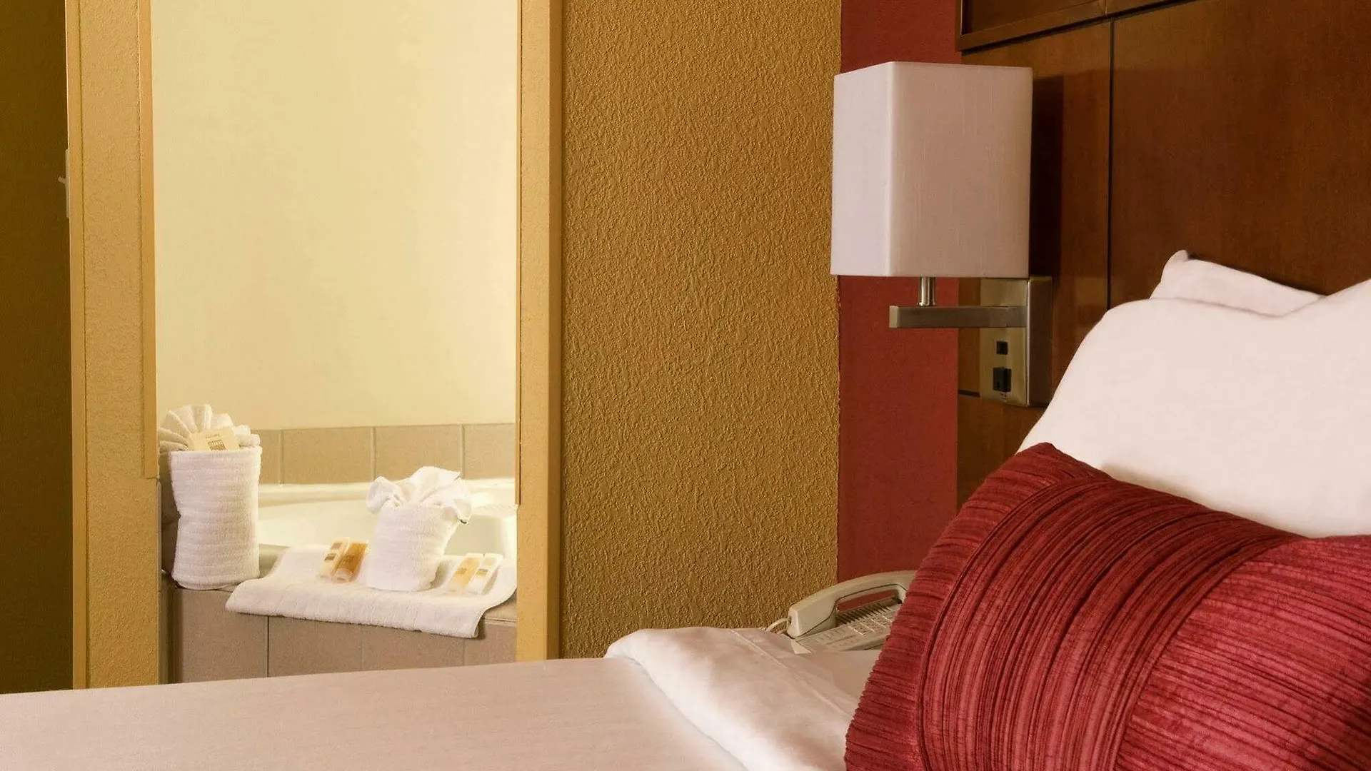 Hotel Courtyard Waterfront 3*