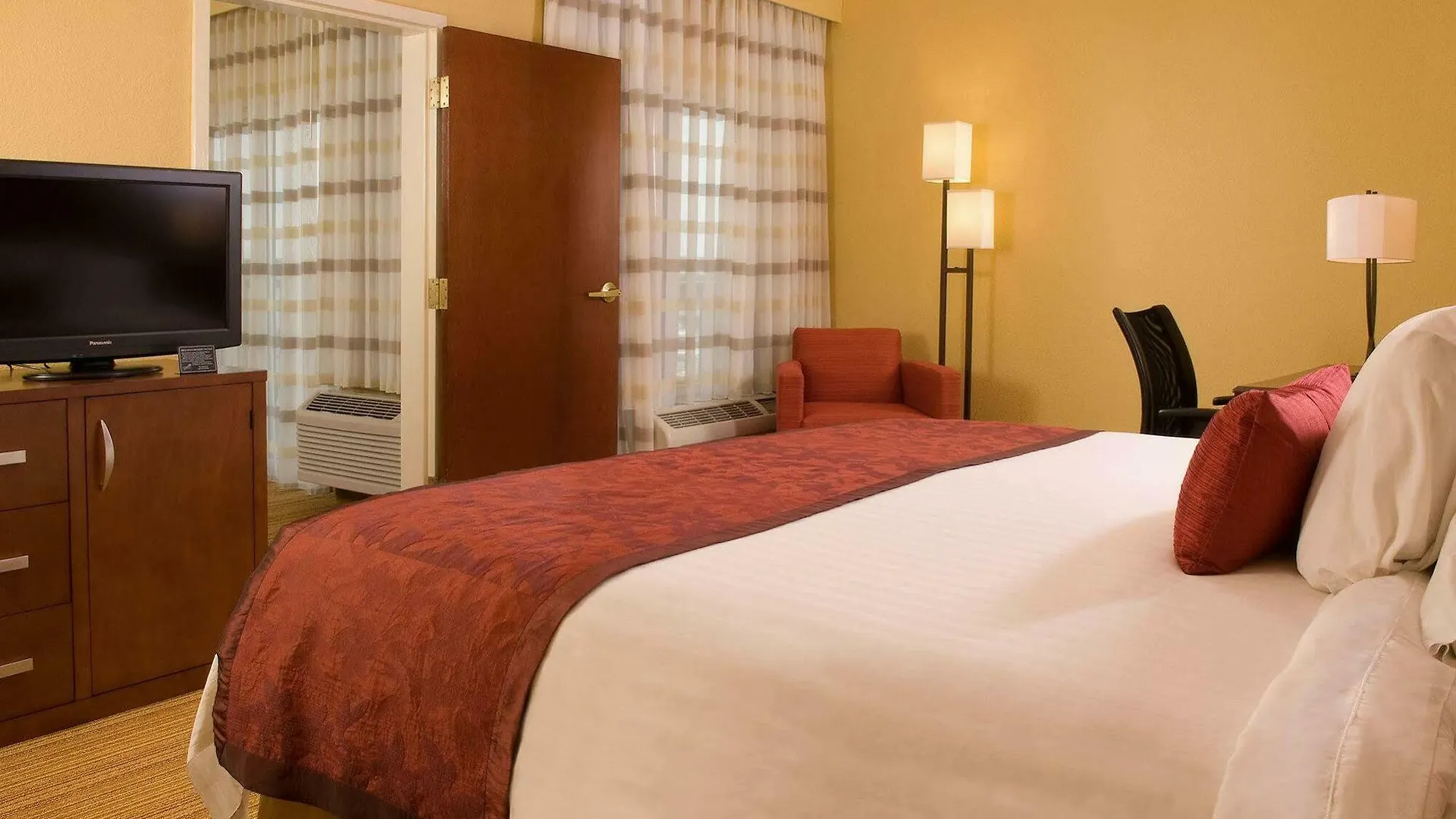 Courtyard Waterfront 3* Charleston