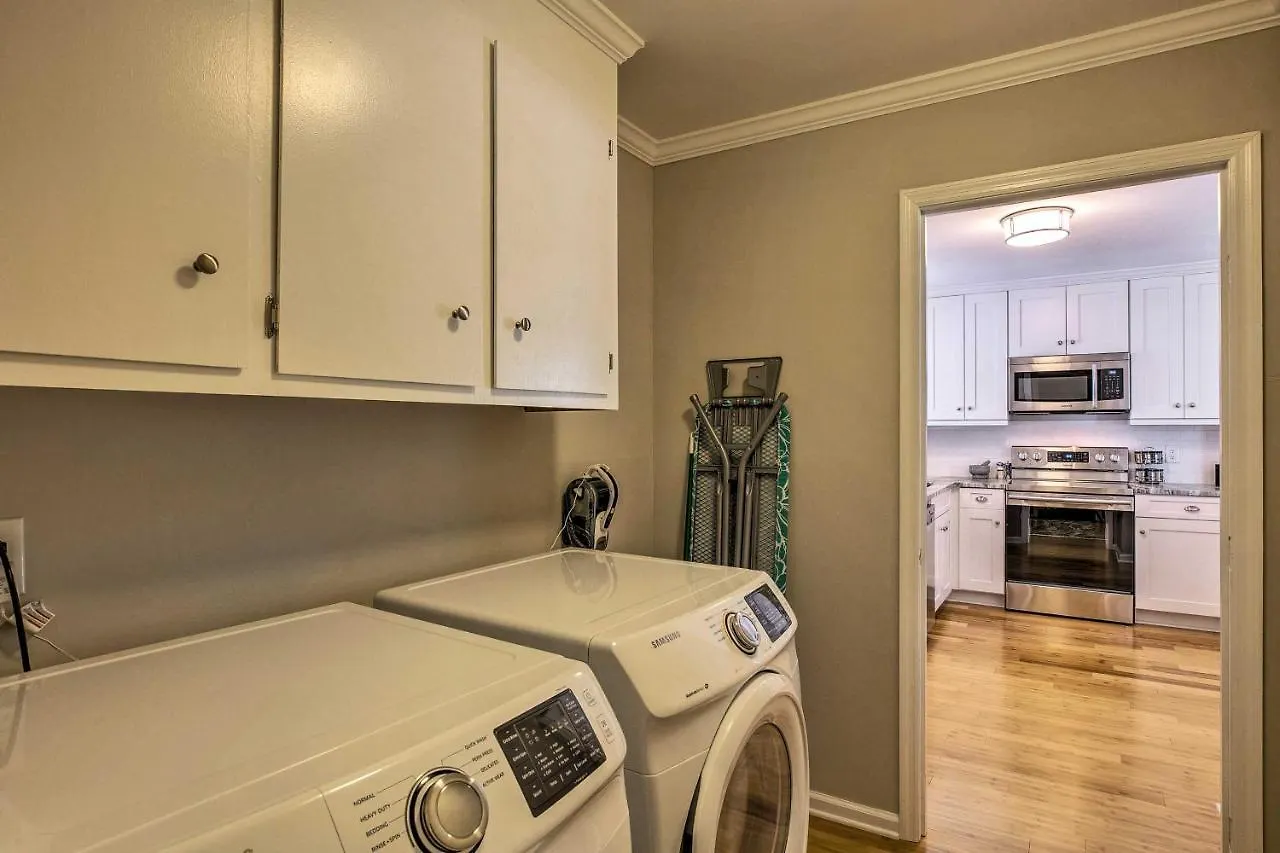 Modern Southern Comforts Near Holiday home *