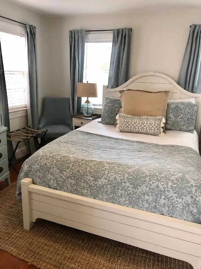 Daybed With Trundle In The Beautiful Ashley Inn 4 Blocks From King St Inn 3*