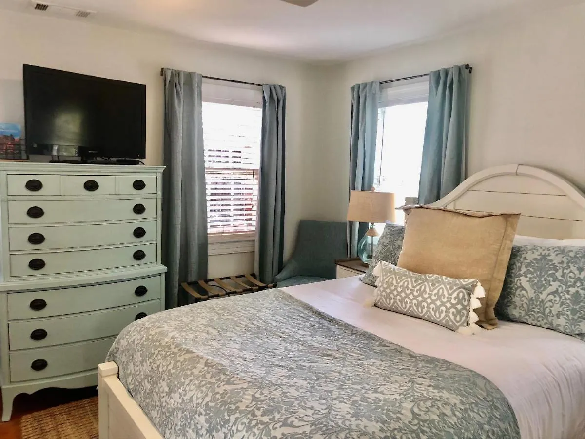 Daybed With Trundle In The Beautiful Ashley Inn 4 Blocks From King St Inn 3*