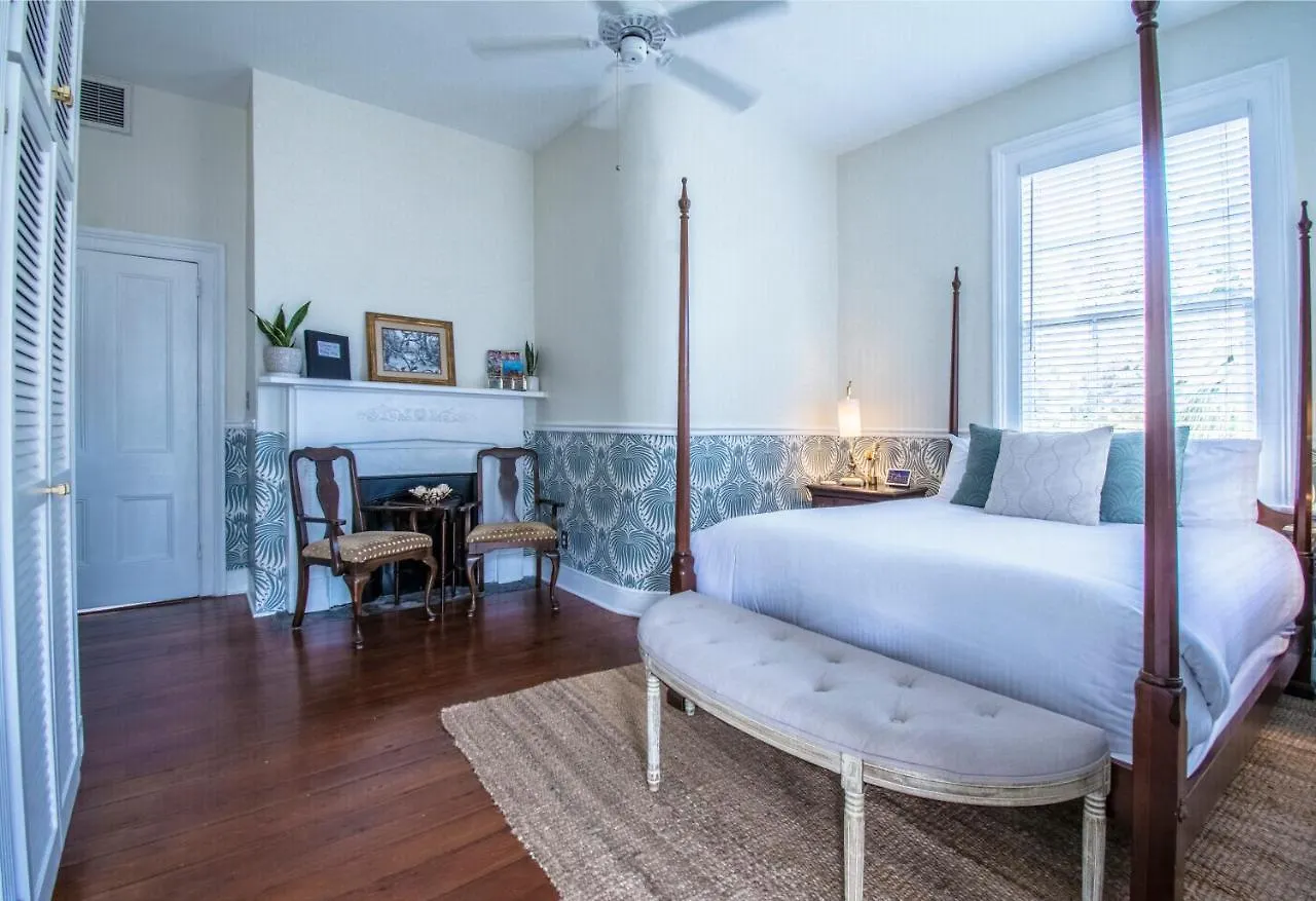 Inn Daybed With Trundle In The Beautiful Ashley Inn 4 Blocks From King St 3*