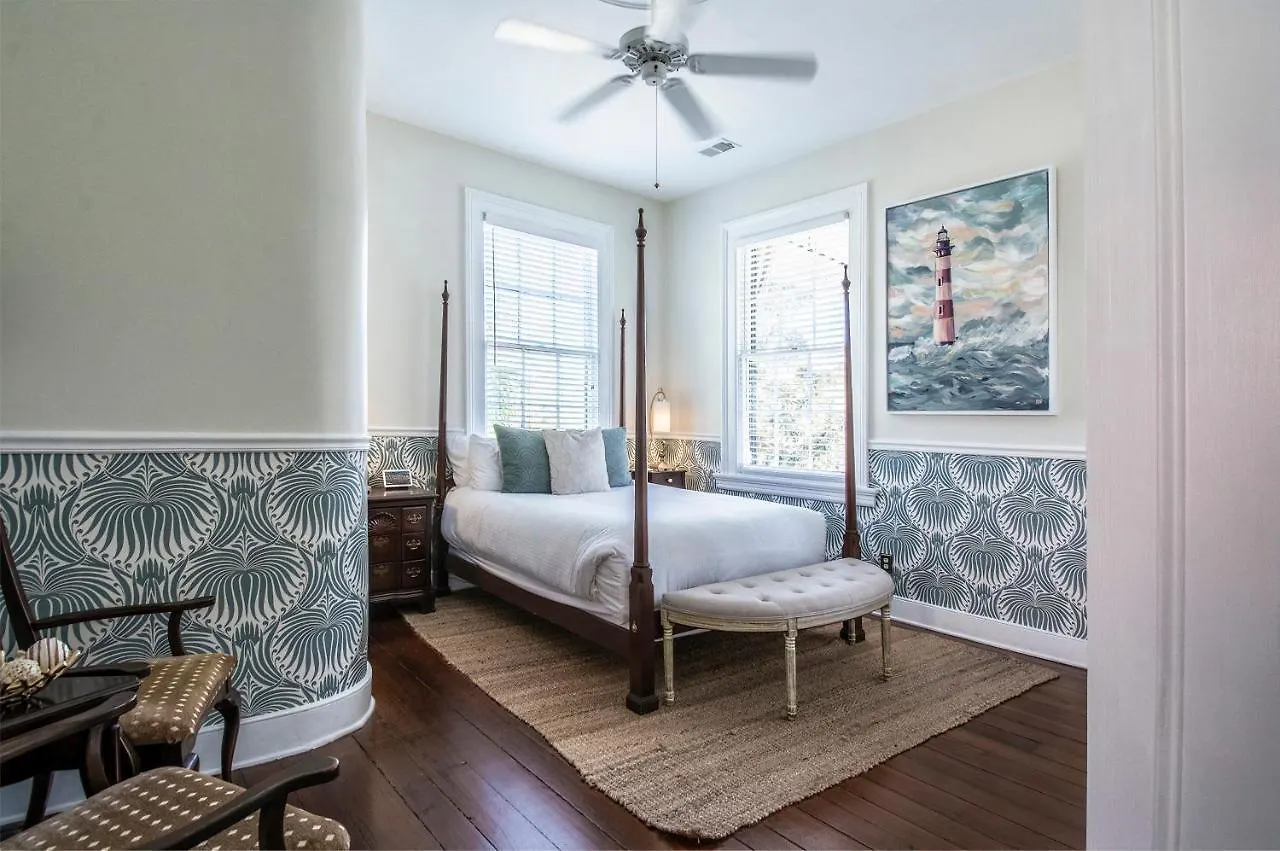 Inn Daybed With Trundle In The Beautiful Ashley Inn 4 Blocks From King St