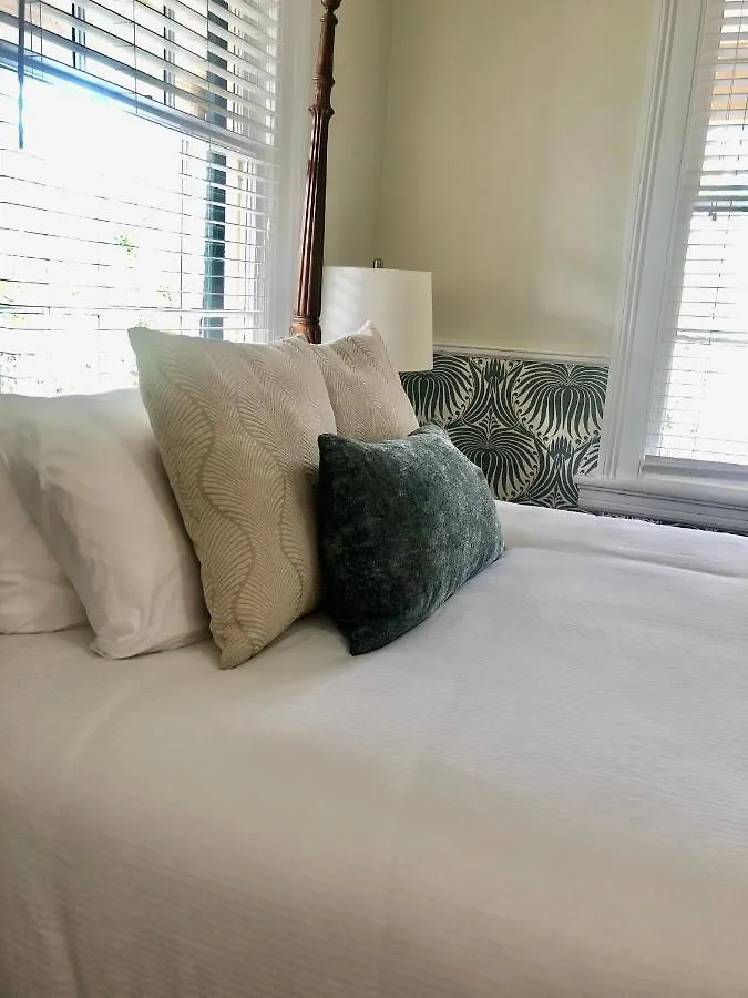 Inn Daybed With Trundle In The Beautiful Ashley Inn 4 Blocks From King St 3*
