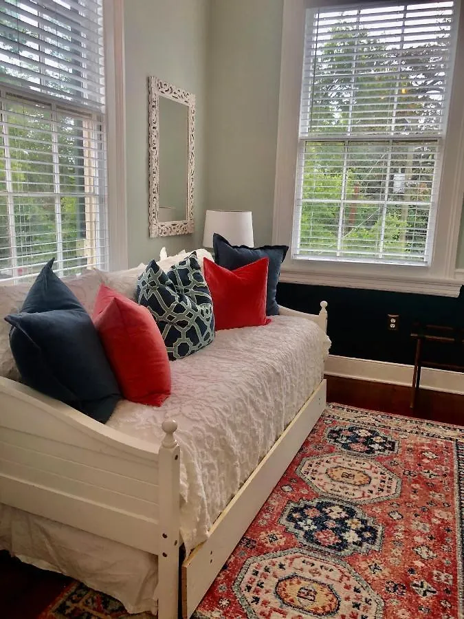 Daybed With Trundle In The Beautiful Ashley Inn 4 Blocks From King St Inn 3*