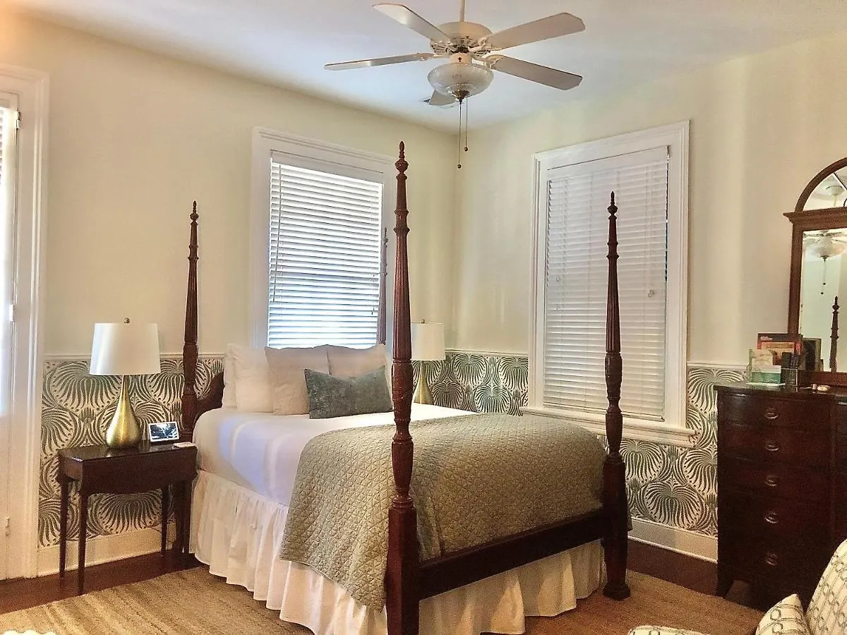 Daybed With Trundle In The Beautiful Ashley Inn 4 Blocks From King St Inn 3*
