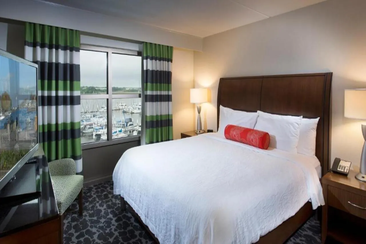 Hilton Garden Waterfront/downtown 3*