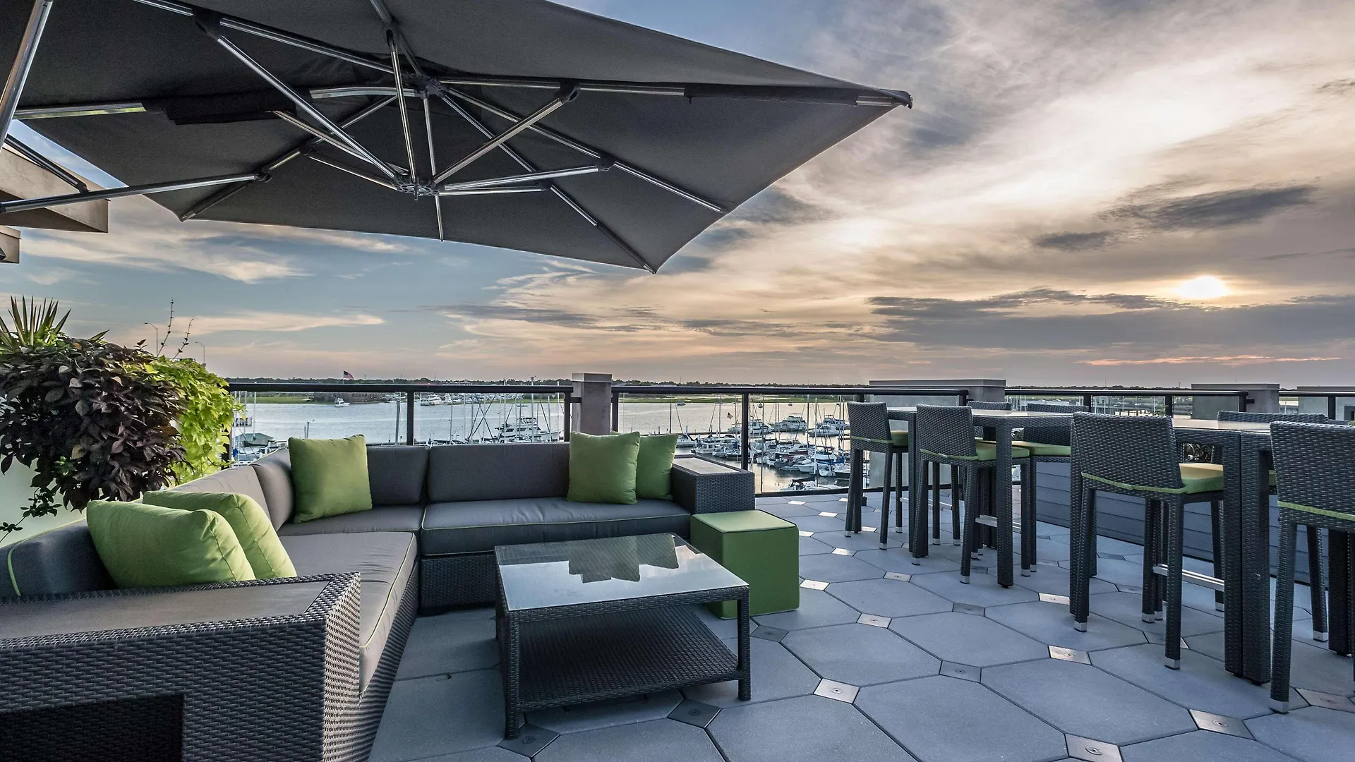 Hilton Garden Waterfront/downtown 3*