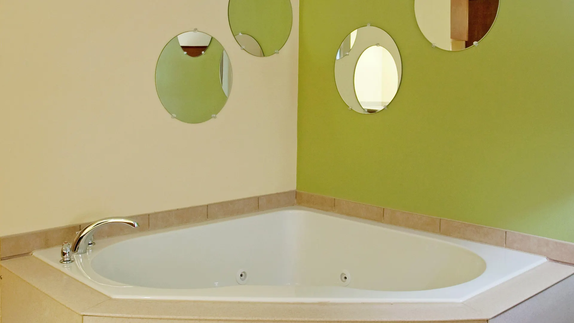 Express & Charleston - North By Ihg Otel 2*