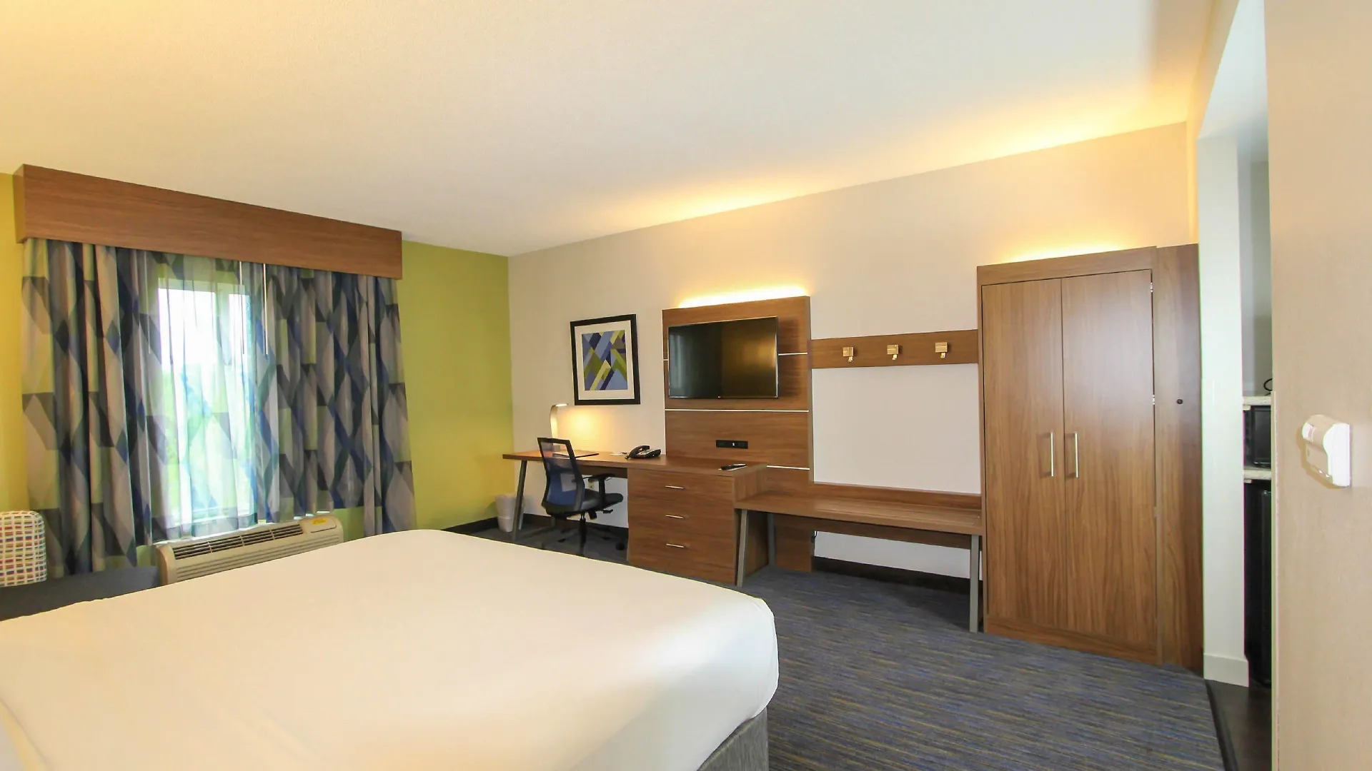 Express & Charleston - North By Ihg 2*