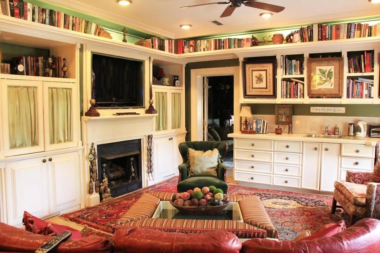 22 Charlotte Bed and Breakfast