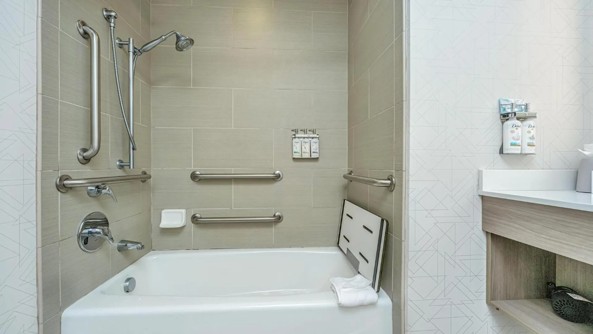Express & Charleston Arpt-conv Ctr Area By Ihg 3*