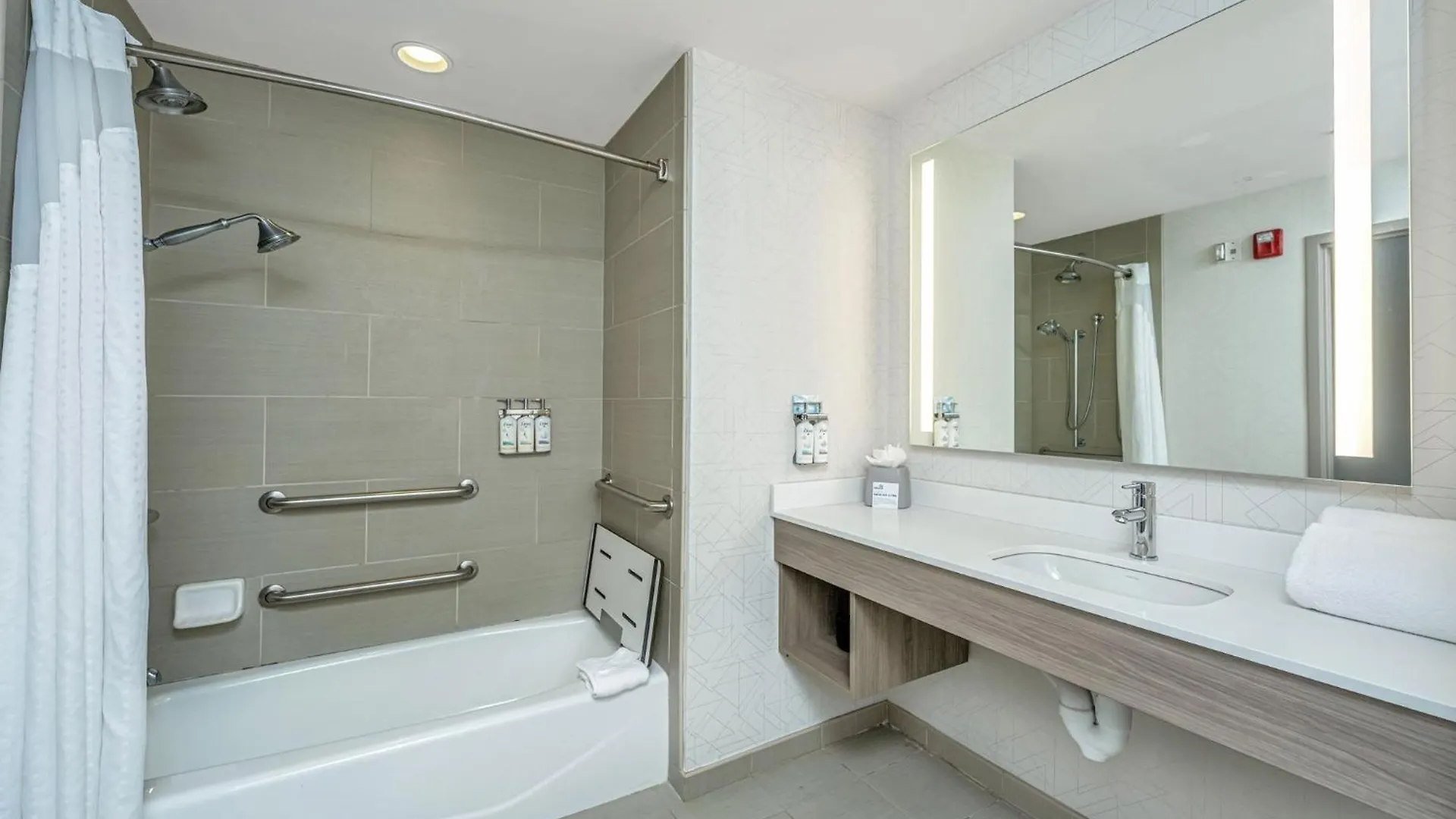 Express & Charleston Arpt-conv Ctr Area By Ihg 3*