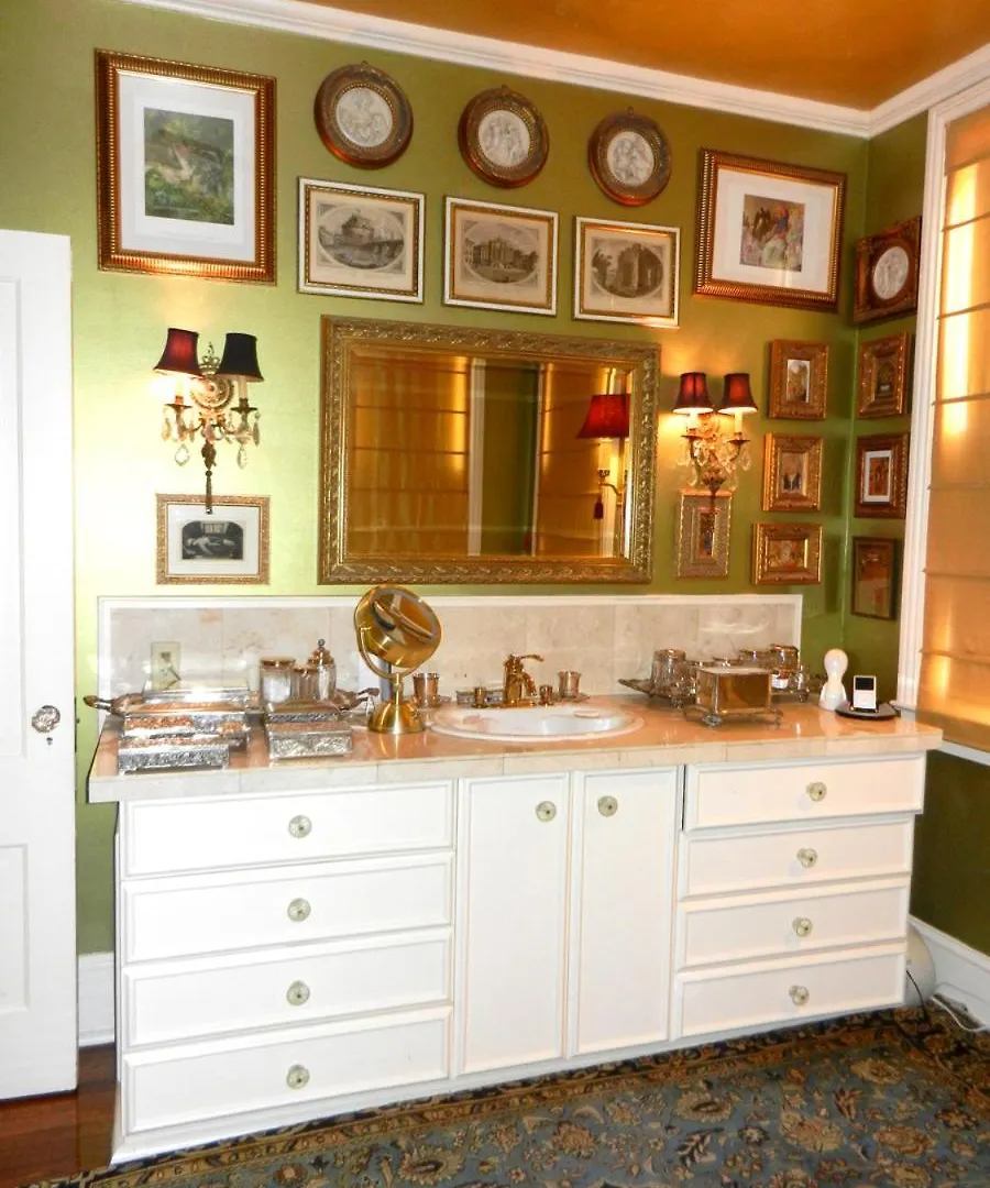 22 Charlotte Bed and Breakfast