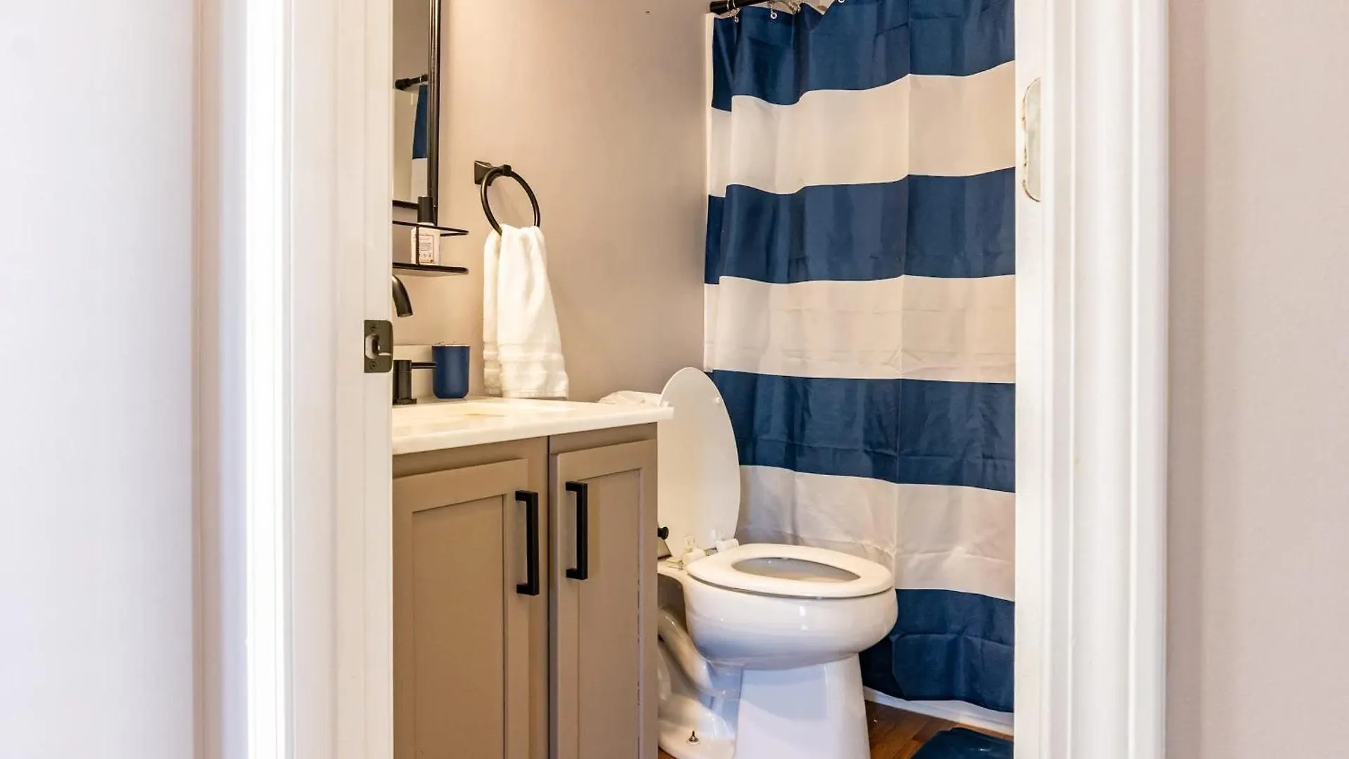 3br Retreat With Fenced Backyard And Near Beaches *