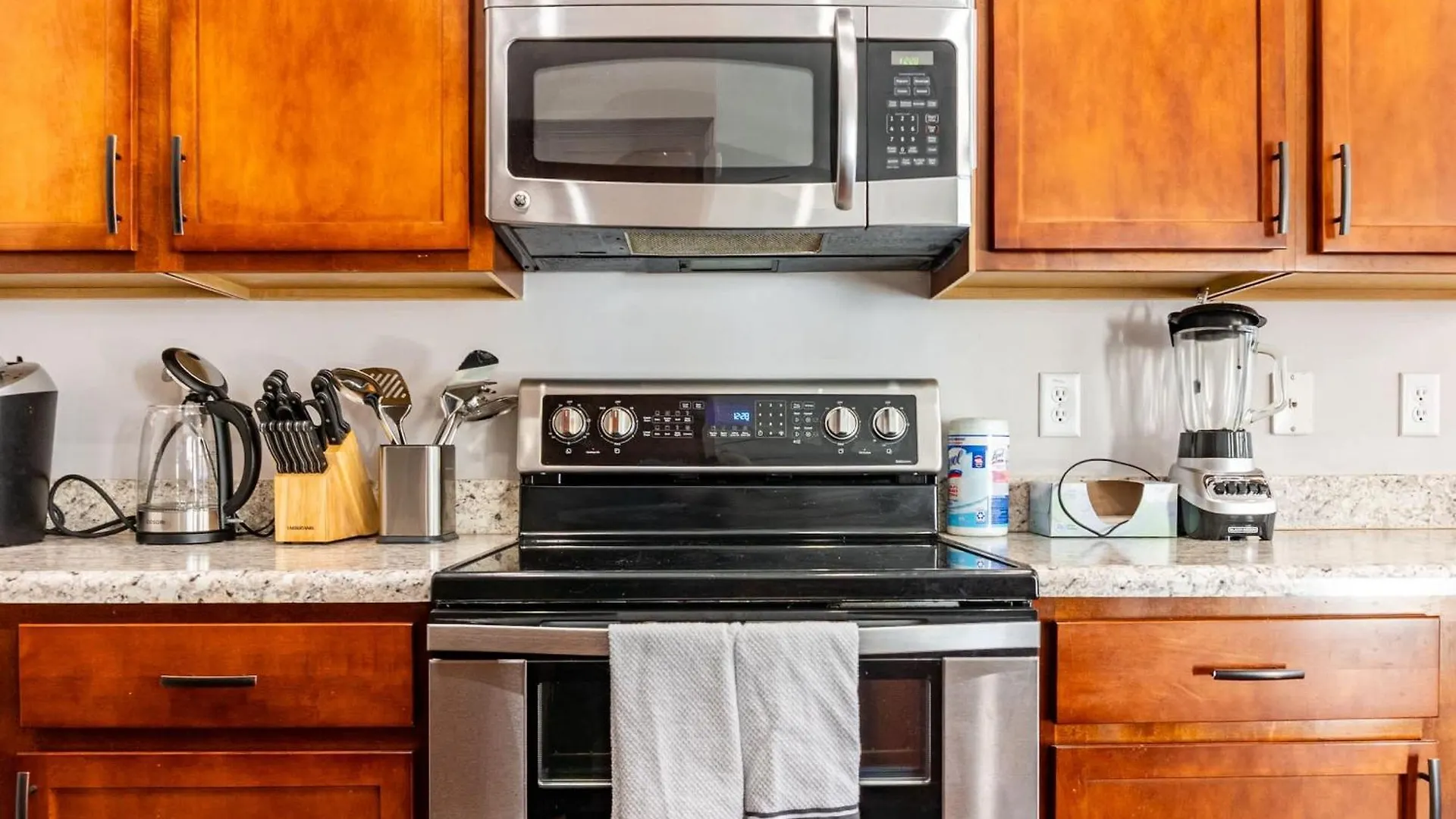 3br Retreat With Fenced Backyard And Near Beaches *