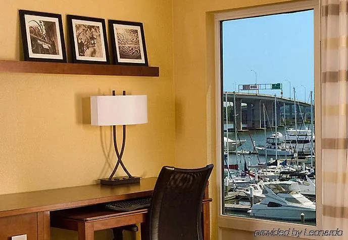 Courtyard Waterfront Otel 3*