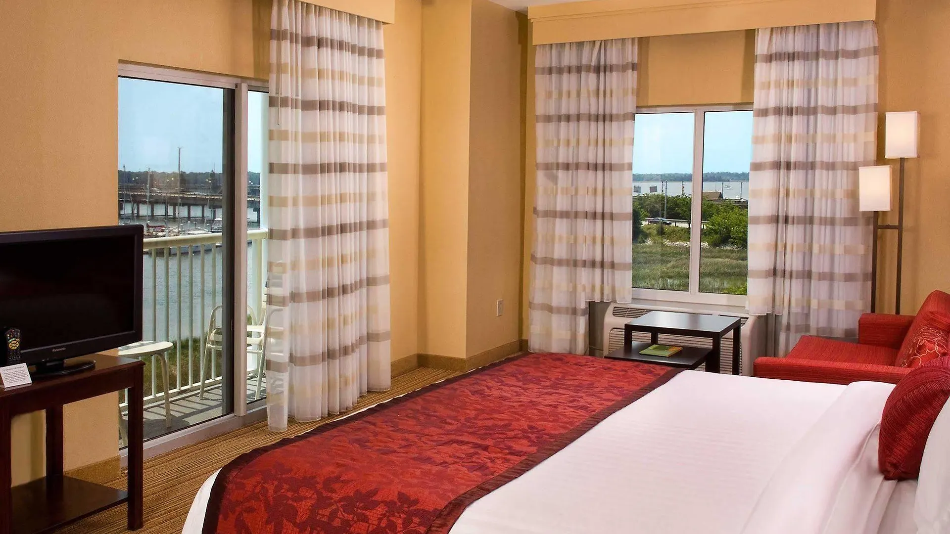 Courtyard Waterfront 3* Charleston