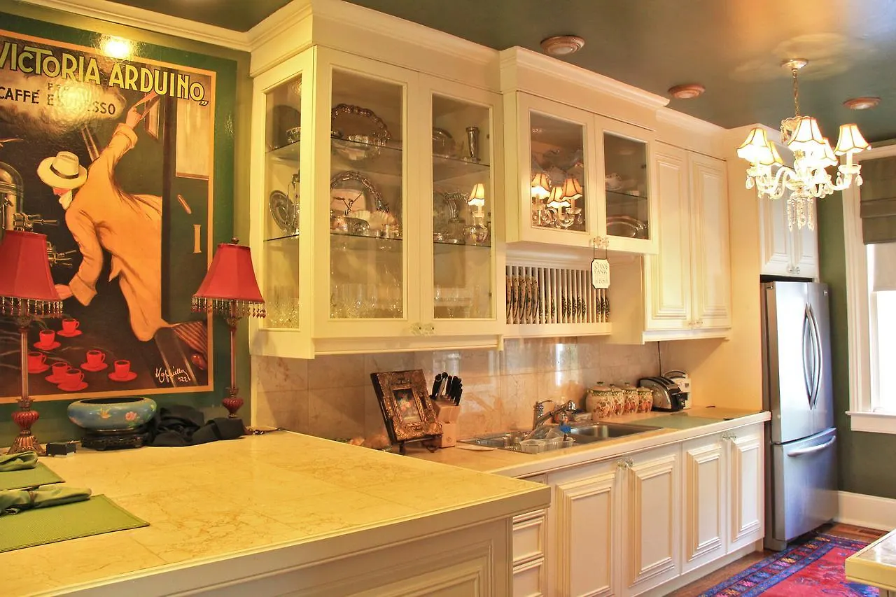 22 Charlotte Bed and Breakfast 4*