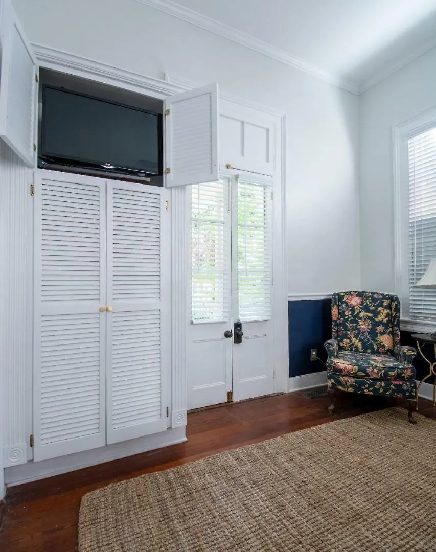 Daybed With Trundle In The Beautiful Ashley Inn 4 Blocks From King St Inn