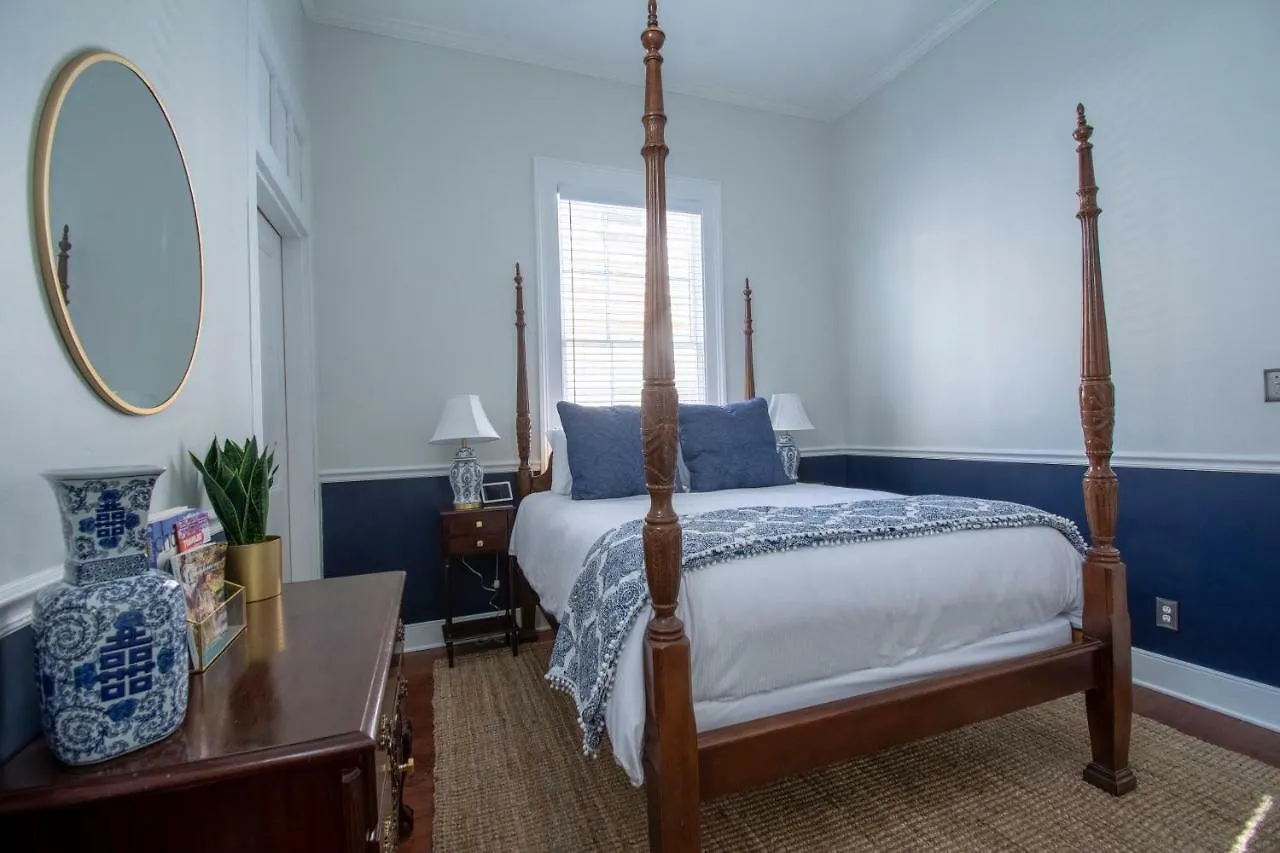 Daybed With Trundle In The Beautiful Ashley Inn 4 Blocks From King St