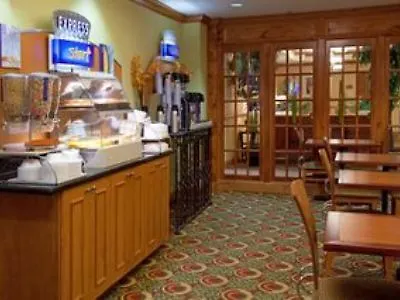 Otel Express & Charleston - North By Ihg 2*